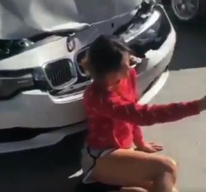 El temerario 'selfie' de una joven tras haber sufrido un accidente de tráfico El temerario 'selfie' de una joven tras haber sufrido un accidente de tráfico