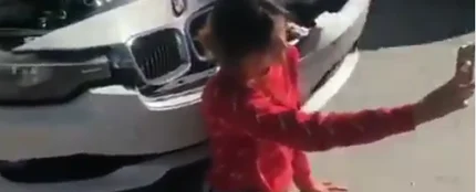 El temerario 'selfie' de una joven tras haber sufrido un accidente de tráfico El temerario 'selfie' de una joven tras haber sufrido un accidente de tráfico