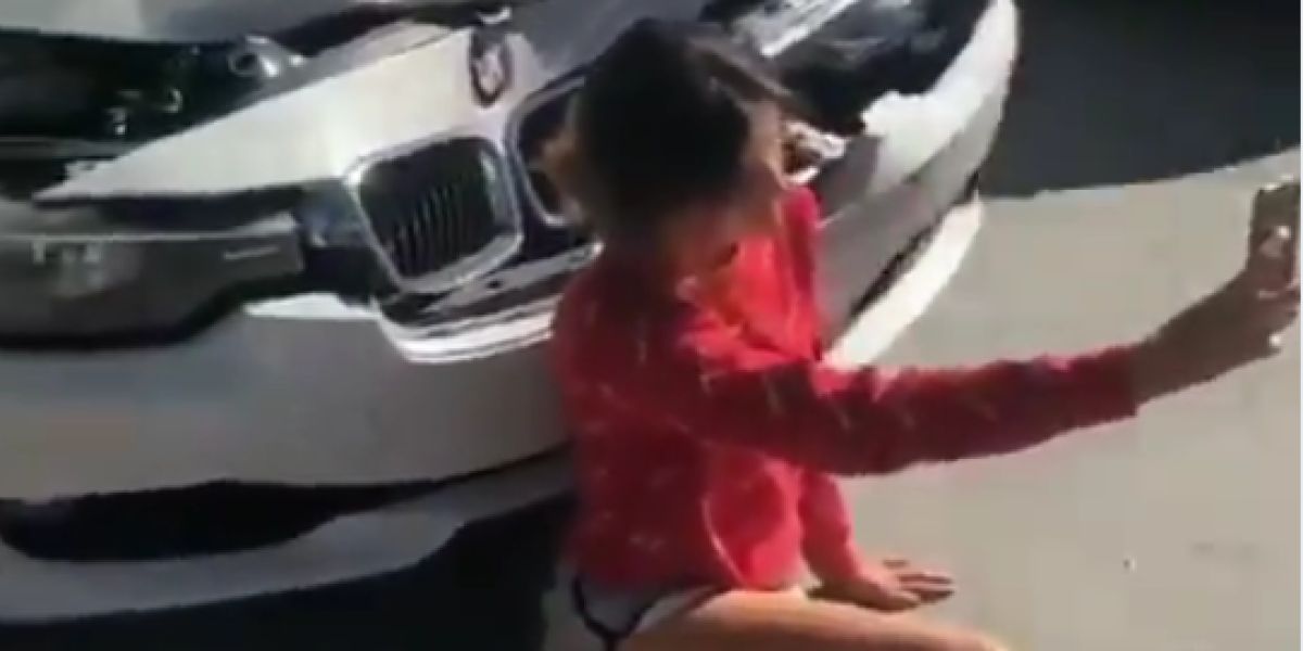 El temerario 'selfie' de una joven tras haber sufrido un accidente de tráfico