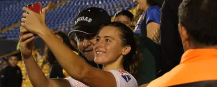 La foto del acoso a una jugadora La foto del acoso a una jugadora