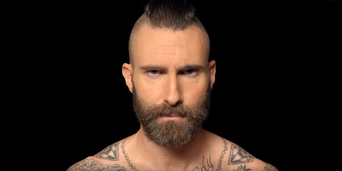 Adam Levine en el vídeo de 'Memories'