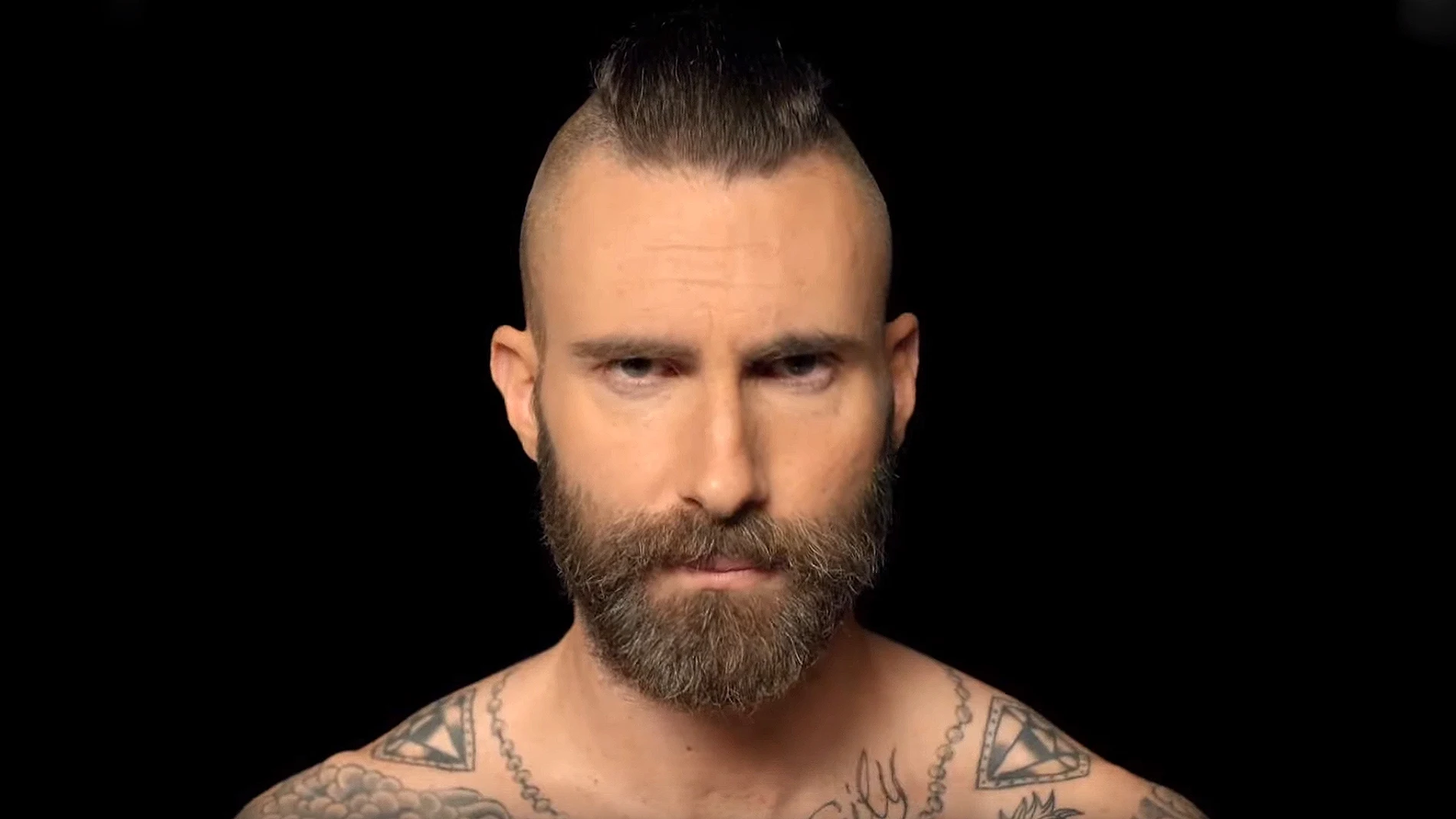 Adam Levine en el vídeo de 'Memories' Adam Levine en el vídeo de 'Memories'