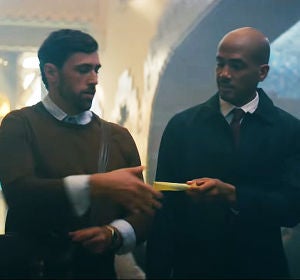Un hombre dándole a otro un tampón, en el spot de MENstruation Un hombre dándole a otro un tampón, en el spot de MENstruation