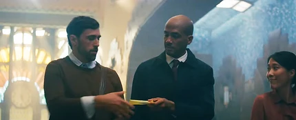 Un hombre dándole a otro un tampón, en el spot de MENstruation Un hombre dándole a otro un tampón, en el spot de MENstruation