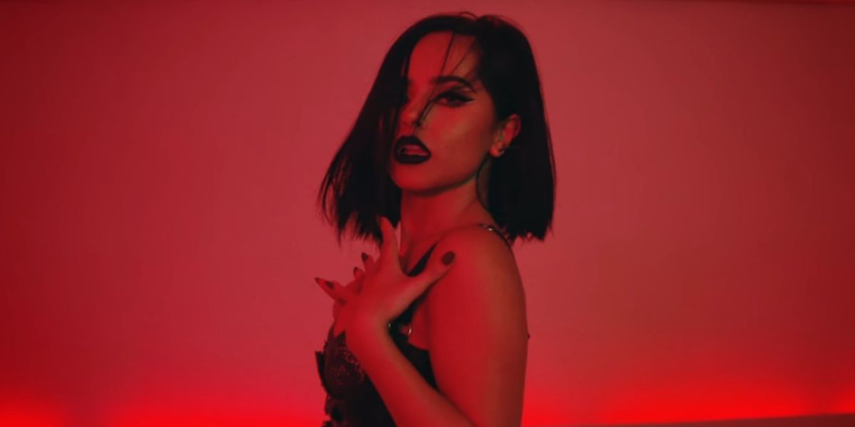 Becky G en el videoclip de 'Mala Santa'