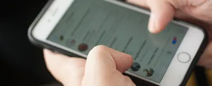 Un hombre muestra un vídeo manteniendo relaciones sexuales sin consentimiento Un hombre muestra un vídeo manteniendo relaciones sexuales sin consentimiento