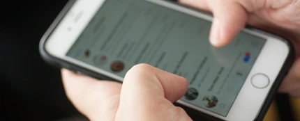 Un hombre muestra un vídeo manteniendo relaciones sexuales sin consentimiento Un hombre muestra un vídeo manteniendo relaciones sexuales sin consentimiento