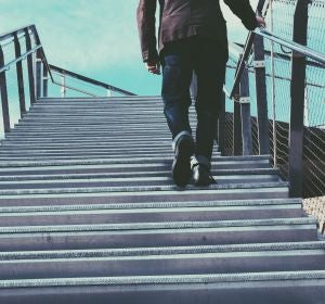 Un chico subiendo unas escaleras Un chico subiendo unas escaleras