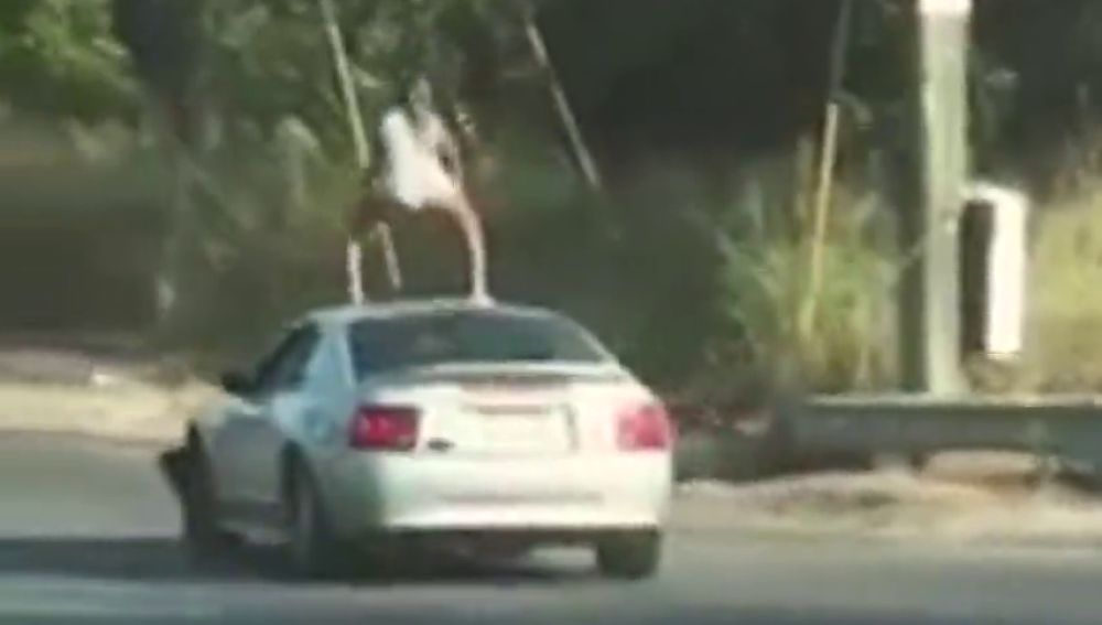 Detenida una joven por "distraer a los conductores" al hacer 'twerking' sobre el techo de un Mustang en marcha