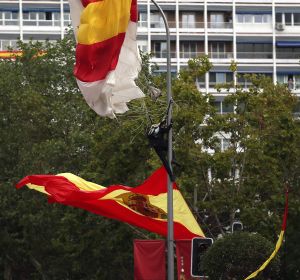 El paracaidista que descendía portando la bandera, en la farola en la que se enganchó El paracaidista que descendía portando la bandera, en la farola en la que se enganchó