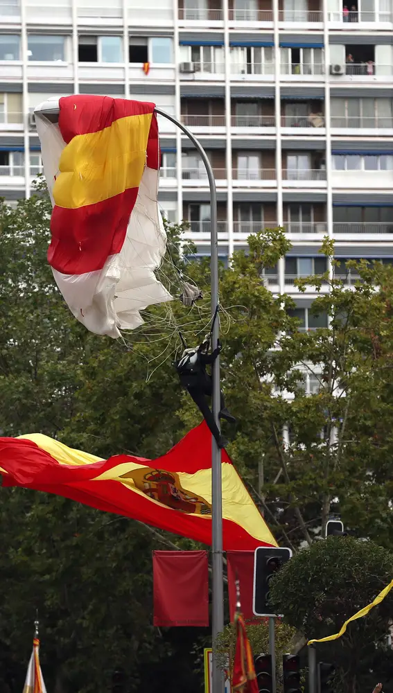 El paracaidista que descendía portando la bandera, en la farola en la que se enganchó El paracaidista que descendía portando la bandera, en la farola en la que se enganchó