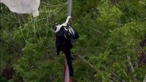 Imagen del paracaidista enganchado a la farola Imagen del paracaidista enganchado a la farola