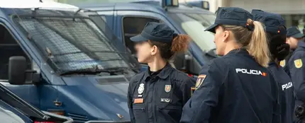 Dos mujeres agentes de la Policía Nacional Dos mujeres agentes de la Policía Nacional