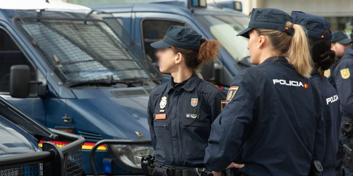 Dos mujeres agentes de la Policía Nacional
