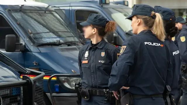 Dos mujeres agentes de la Policía Nacional
