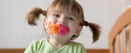 Bebé con chupetes Bebé con chupetes