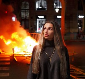 Una 'influencer' posa junto a las barricadas en Barcelona Una 'influencer' posa junto a las barricadas en Barcelona