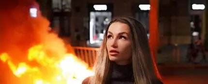 Una 'influencer' posa junto a las barricadas en Barcelona Una 'influencer' posa junto a las barricadas en Barcelona
