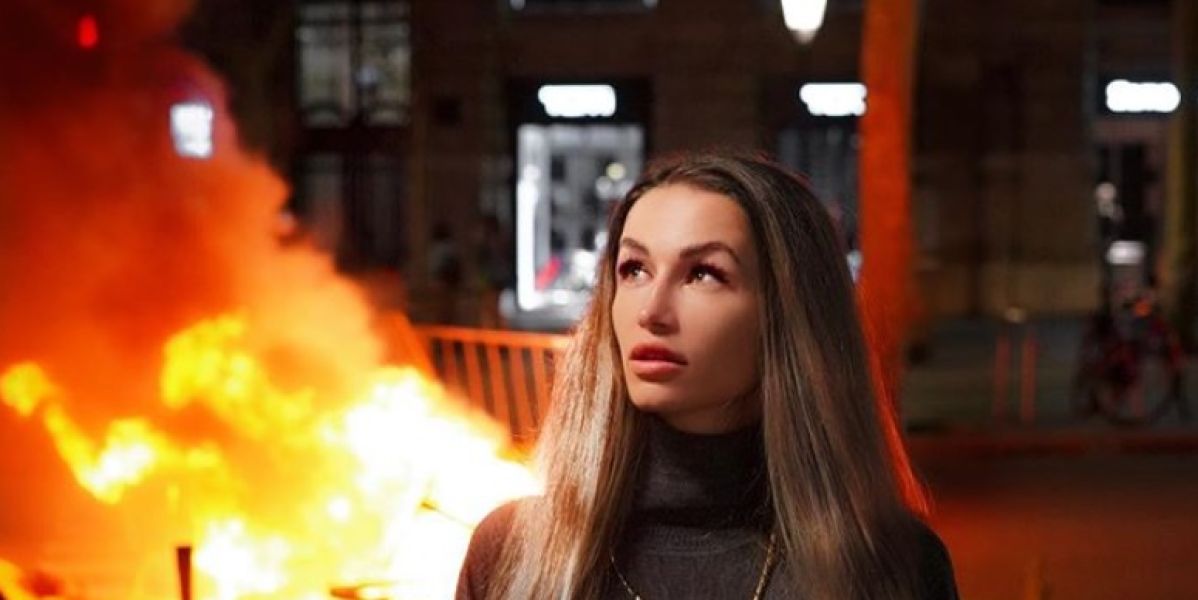 Una 'influencer' posa junto a las barricadas en Barcelona