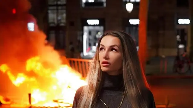 Una 'influencer' posa junto a las barricadas en Barcelona