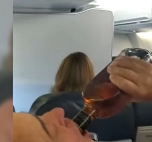 Reacción de los pasajeros en un aterrizaje de emergencia Reacción de los pasajeros en un aterrizaje de emergencia