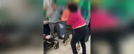 Pelea en un supermercado tras intentar una mujer robar varios productos que escondía en el carro de su hijo Pelea en un supermercado tras intentar una mujer robar varios productos que escondía en el carro de su hijo