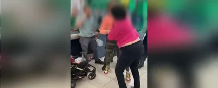 Pelea en un supermercado tras intentar una mujer robar varios productos que escondía en el carro de su hijo Pelea en un supermercado tras intentar una mujer robar varios productos que escondía en el carro de su hijo