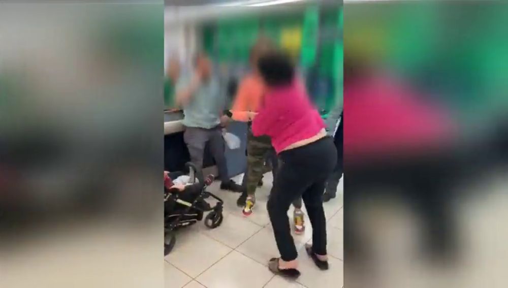 Pelea en un supermercado tras intentar una mujer robar varios productos que escondía en el carro de su hijo