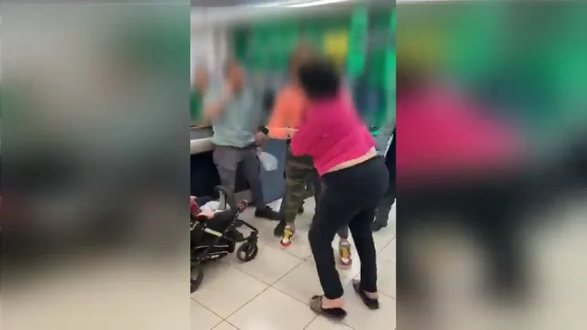 Pelea en un supermercado tras intentar una mujer robar varios productos que escondía en el carro de su hijo Pelea en un supermercado tras intentar una mujer robar varios productos que escondía en el carro de su hijo