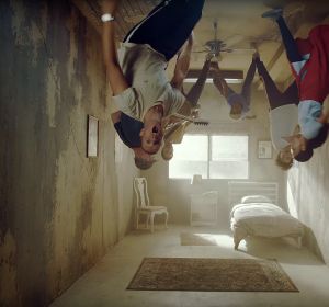 Coldplay en el videoclip de 'Orphans' Coldplay en el videoclip de 'Orphans'