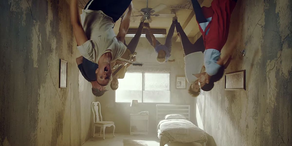 Coldplay en el videoclip de 'Orphans'