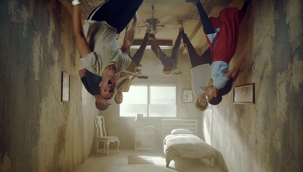 Coldplay en el videoclip de 'Orphans'