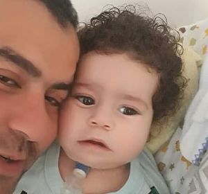 Imagen del niño fallecido después de que el padre se gastara el dinero de su tratamiento Imagen del niño fallecido después de que el padre se gastara el dinero de su tratamiento