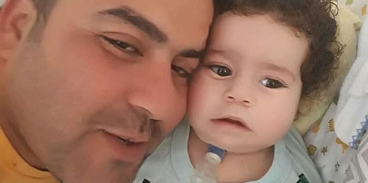 Imagen del niño fallecido después de que el padre se gastara el dinero de su tratamiento