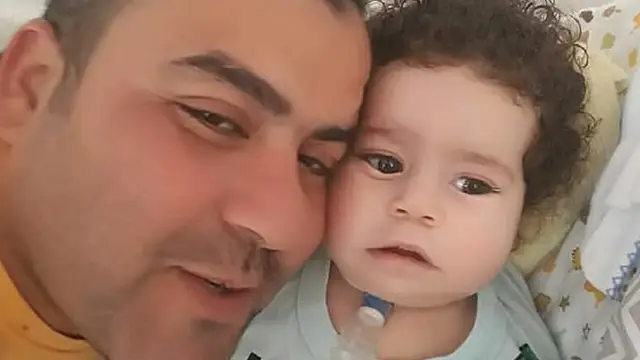 Imagen del niño fallecido después de que el padre se gastara el dinero de su tratamiento