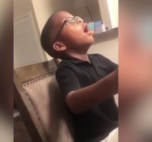 La inocente imitación de un niño de los ruidos que hacen sus padres practicando sexo La inocente imitación de un niño de los ruidos que hacen sus padres practicando sexo