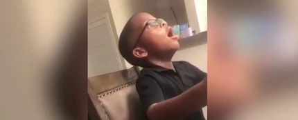 La inocente imitación de un niño de los ruidos que hacen sus padres practicando sexo La inocente imitación de un niño de los ruidos que hacen sus padres practicando sexo