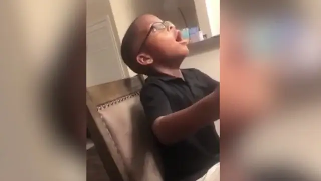 La inocente imitación de un niño de los ruidos que hacen sus padres practicando sexo