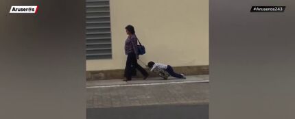 El desternillante vídeo de una madre arrastrando a su hijo al salir del colegio que se ha hecho viral