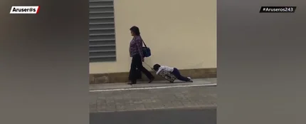 El desternillante vídeo de una madre arrastrando a su hijo al salir del colegio que se ha hecho viral El desternillante vídeo de una madre arrastrando a su hijo al salir del colegio que se ha hecho viral