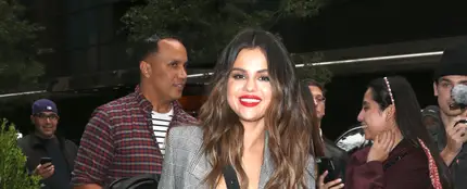 Los zapatos pertenecen a Selena Gomez Los zapatos pertenecen a Selena Gomez