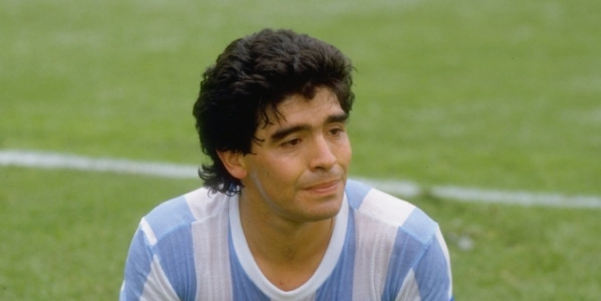 Diego Armando Maradona, tendido sobre el terreno de juego