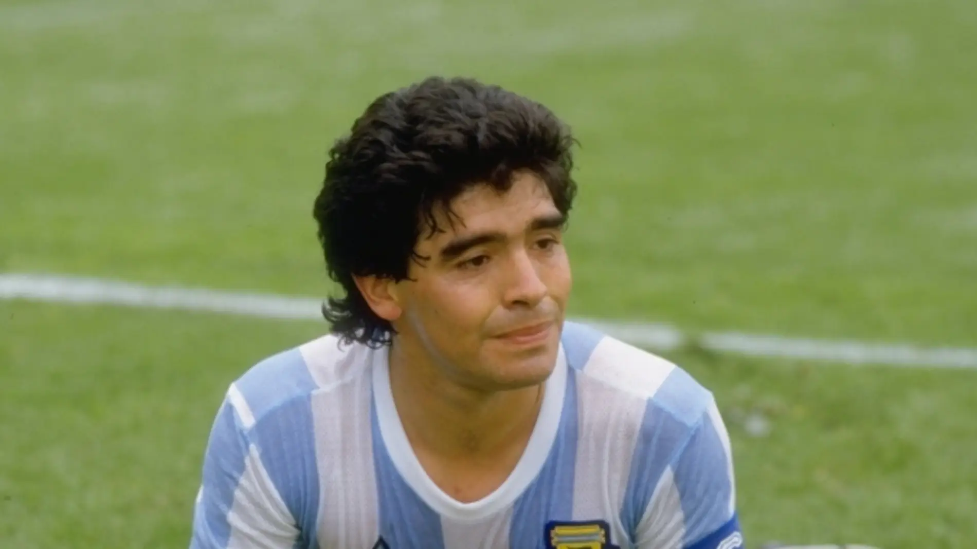 Diego Armando Maradona, tendido sobre el terreno de juego Diego Armando Maradona, tendido sobre el terreno de juego