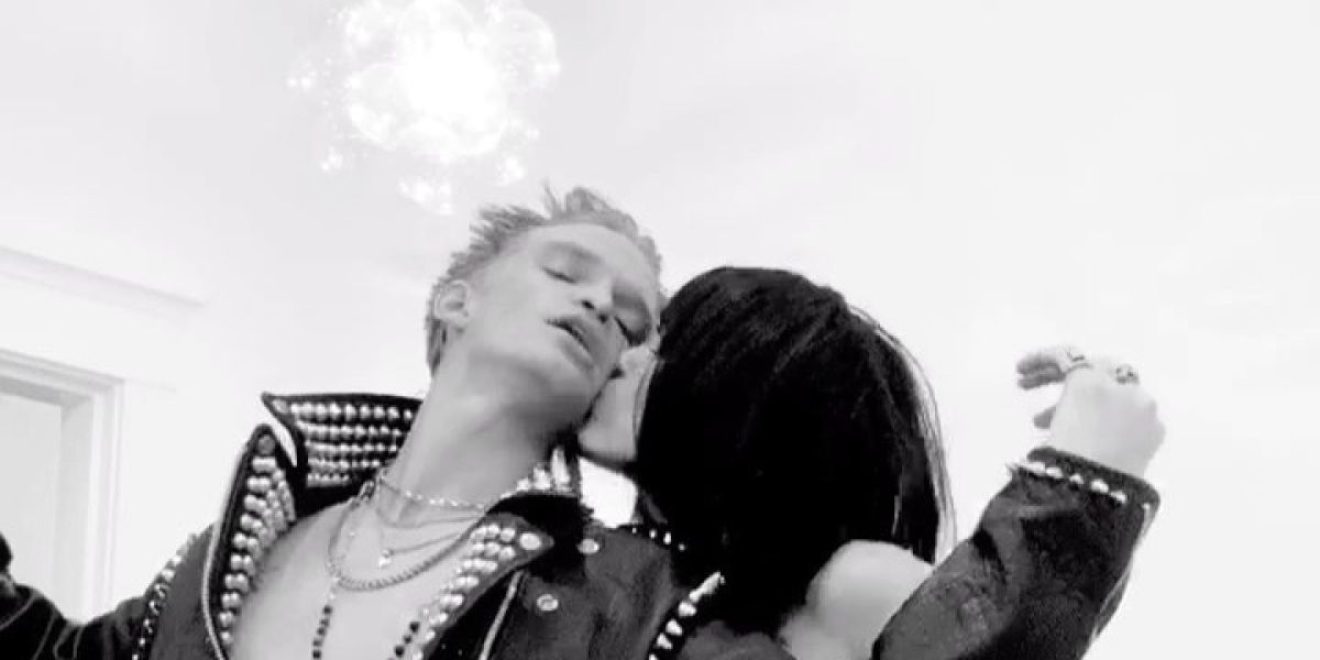 Cody Simpson y Miley Cyrus en Halloween