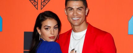 Georgina Rodríguez y Cristiano Ronaldo en la alfombrar roja de los EMAs 2019 
