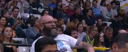 'Helsinki' canta el 'Bella Ciao' en el pabellón del Joventut 'Helsinki' canta el 'Bella Ciao' en el pabellón del Joventut