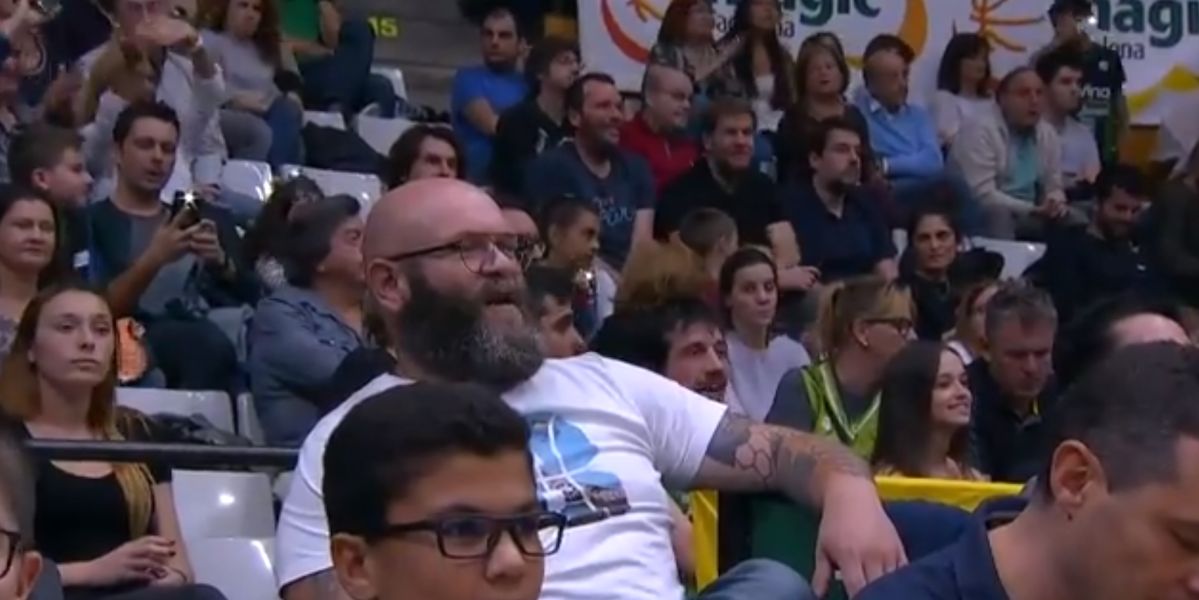 'Helsinki' canta el 'Bella Ciao' en el pabellón del Joventut