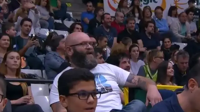 'Helsinki' canta el 'Bella Ciao' en el pabellón del Joventut