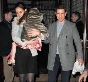 Katie Holmes y Tom Cruise con su hija Suri Katie Holmes y Tom Cruise con su hija Suri