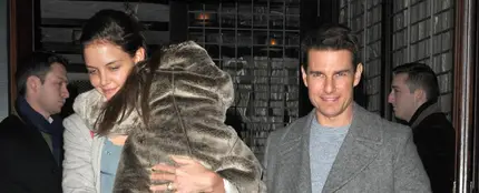 Katie Holmes y Tom Cruise con su hija Suri Katie Holmes y Tom Cruise con su hija Suri